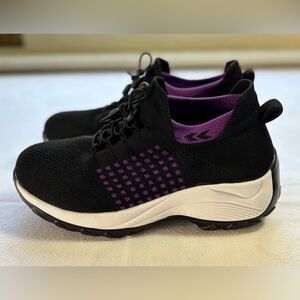 Comfort Wear sneakers size 38.5 (7.5)